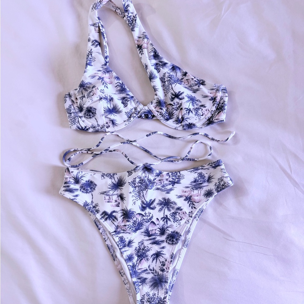 NWOT Abercrombie & Fitch White and blue Summer Pattern bikini set Size XS